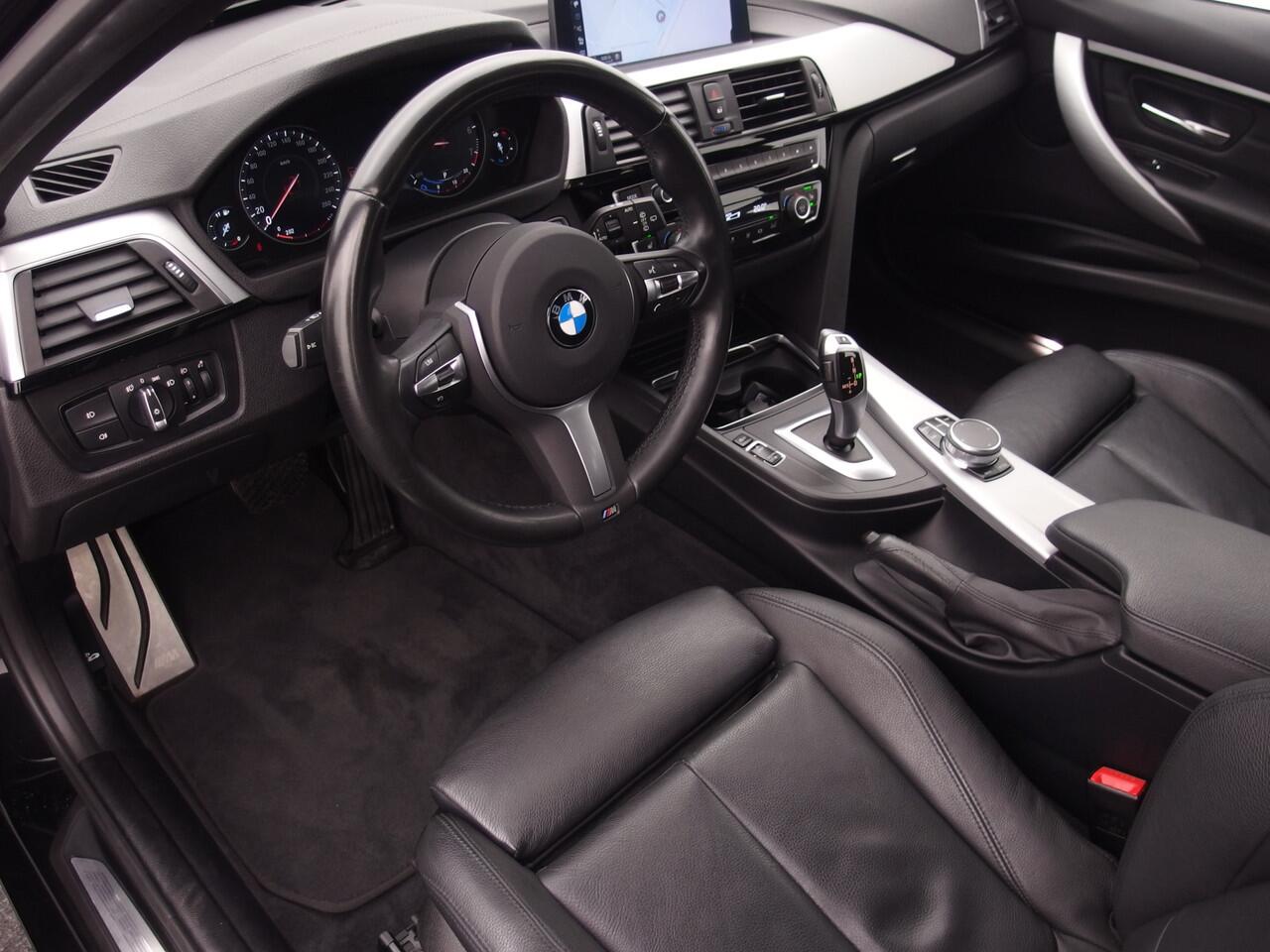 BMW 3-SERIE Touring 318i M Sport Corporate Lease AUTOMAAT / TREKHAAK / FULL LED / NAVI / CLIMA / STOELVERW / PDC / NL-AUTO