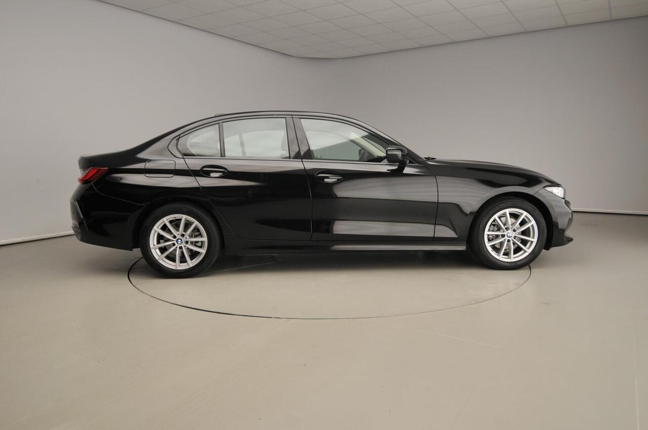 BMW 3-SERIE Sedan 318i | LED | Navigatie | Clima | PDC | Cruise controle | DAB | Alu 17 inch