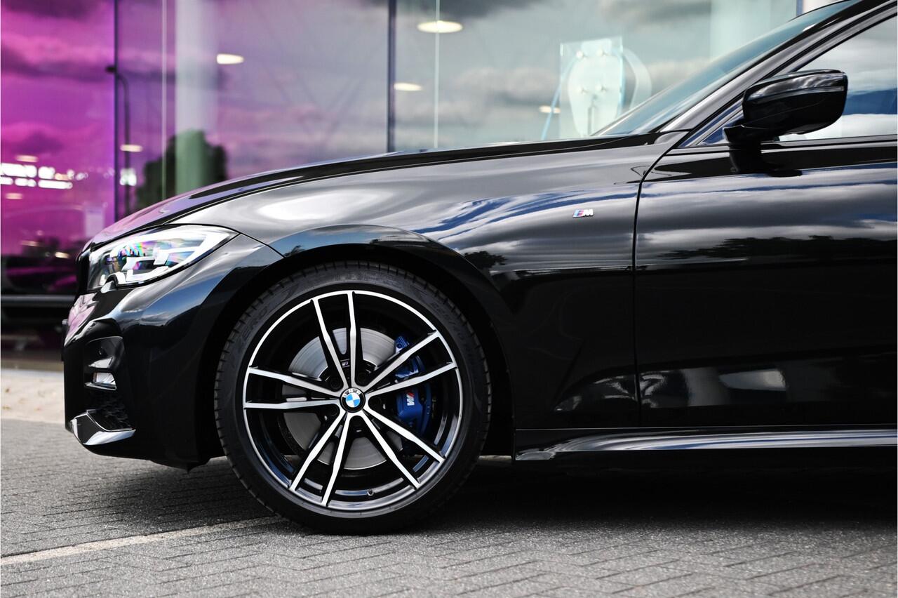 BMW 3-SERIE 330i High Executive M Sport Automaat / Achteruitrijcamera / Sportstoelen / M Adaptief onderstel / Head-Up / Parking Assistant / Leder / 19" LMV