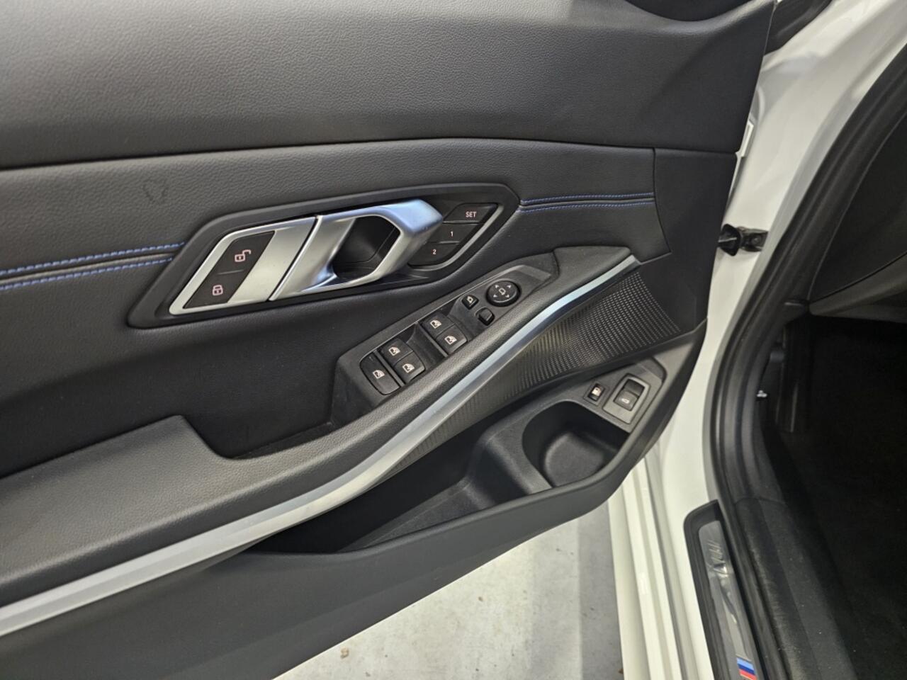 BMW 3-SERIE Touring 330e | Laser Light | Stoelverwarming | Panoramadak | Compleet