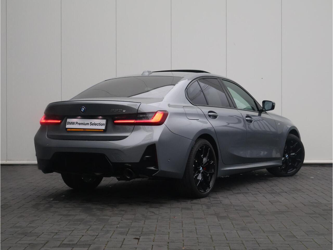 BMW 3-SERIE 330e M Sportpakket Pro/ Stuurwiel verwarmd/ Comfort Access/ Elektrische Trekhaak/ Schuif-Kanteldak/ M Sportstoelen/ Harman-Kardon/ Driving Assistant Professional