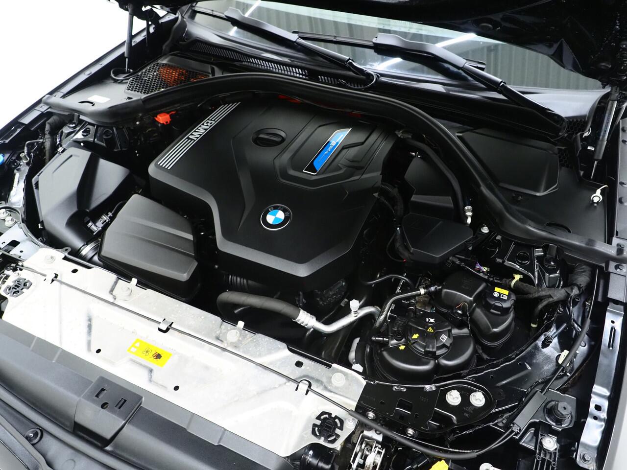 BMW 3-SERIE Touring 320e Shadow Line | Camera | Trekhaak | Leder | Virtual | Cruise | DAB | LED | Carplay