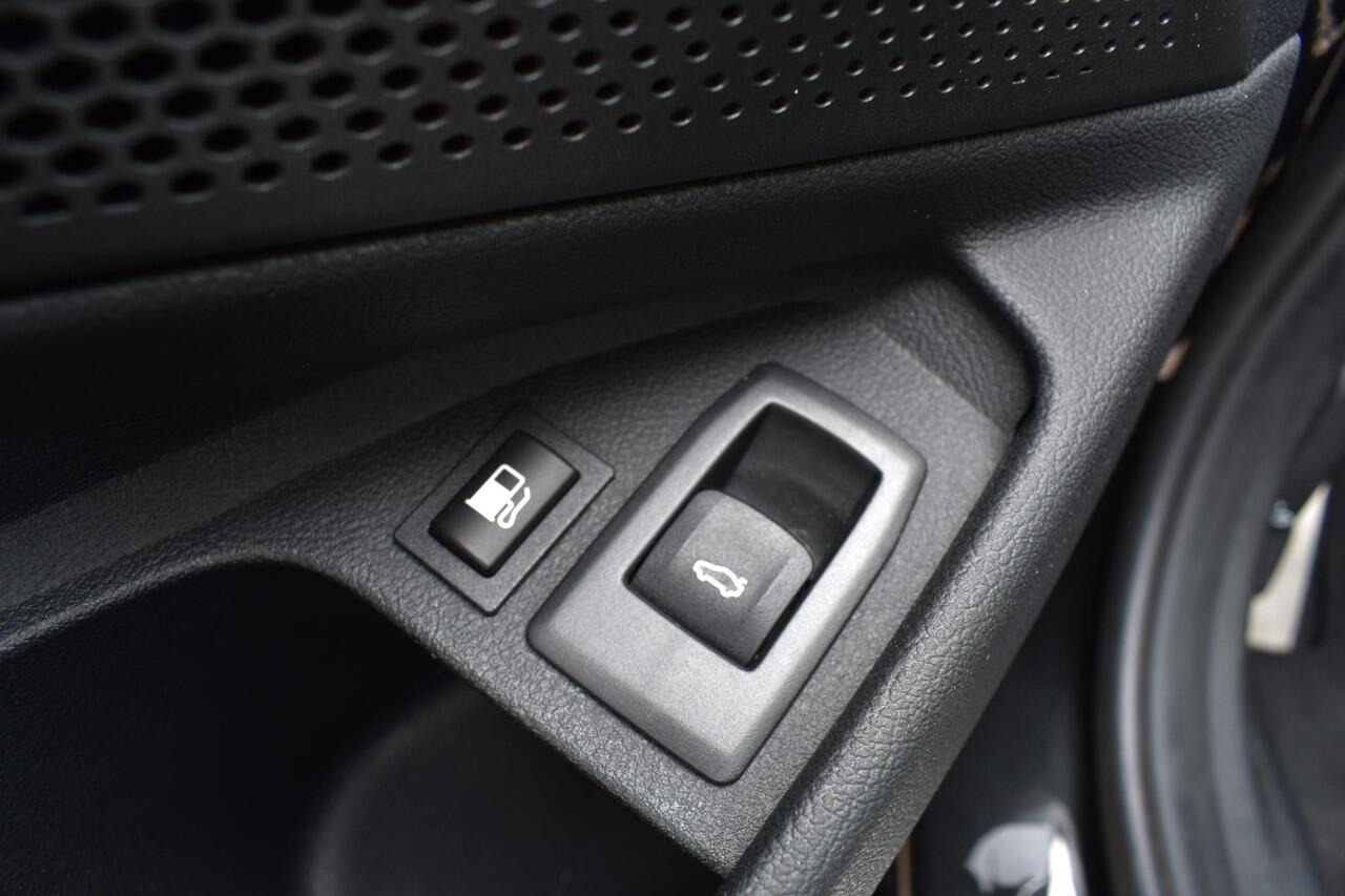 BMW 3-SERIE Touring 330e High Executive M-Pakket, Pano, Apple Carplay, Achteruitrijcamera, Carbon