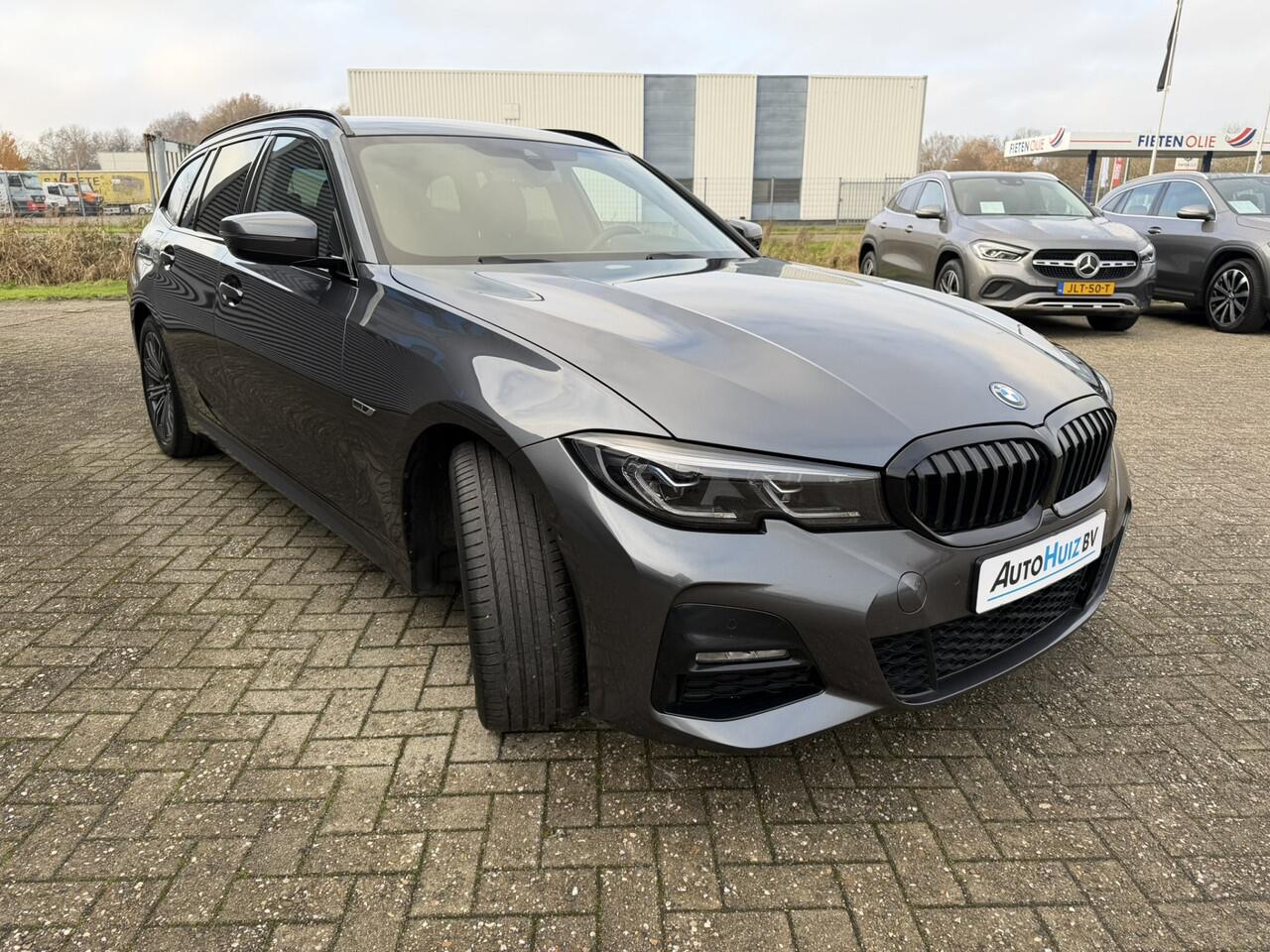 BMW 3-SERIE Touring 320e M Sport Laser Licht Trekhaak Stuurwielverwarming Carplay Achteruitrijcamera Keyless Entry