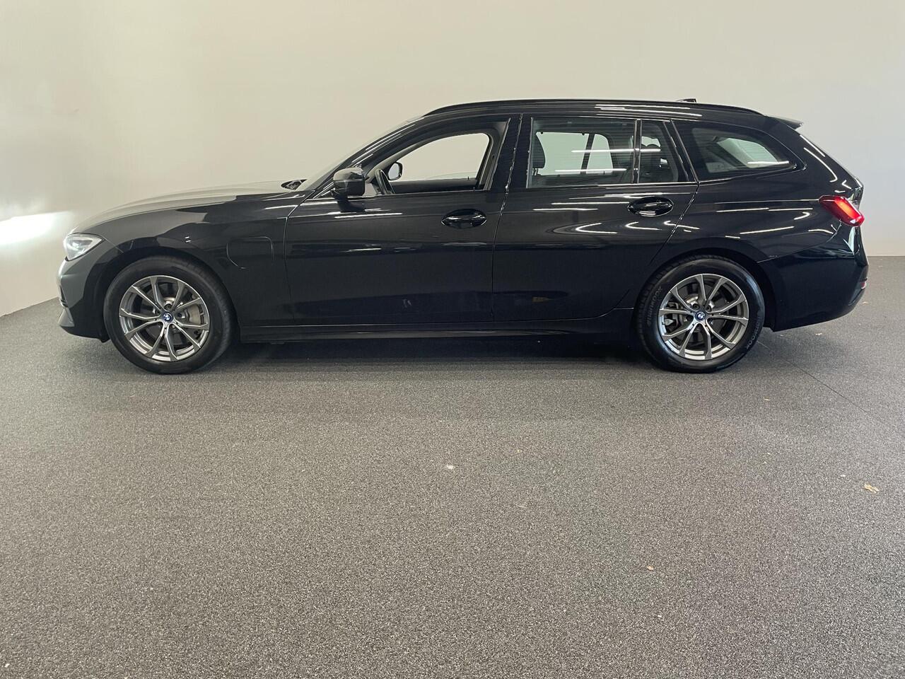 BMW 3-SERIE Touring 330e Touring SportLine PHEV 292 PK AUT Navi Carplay Camera Achter PDC V+A Winterpack Sport Stoelen Active Protection Ambiance Licht