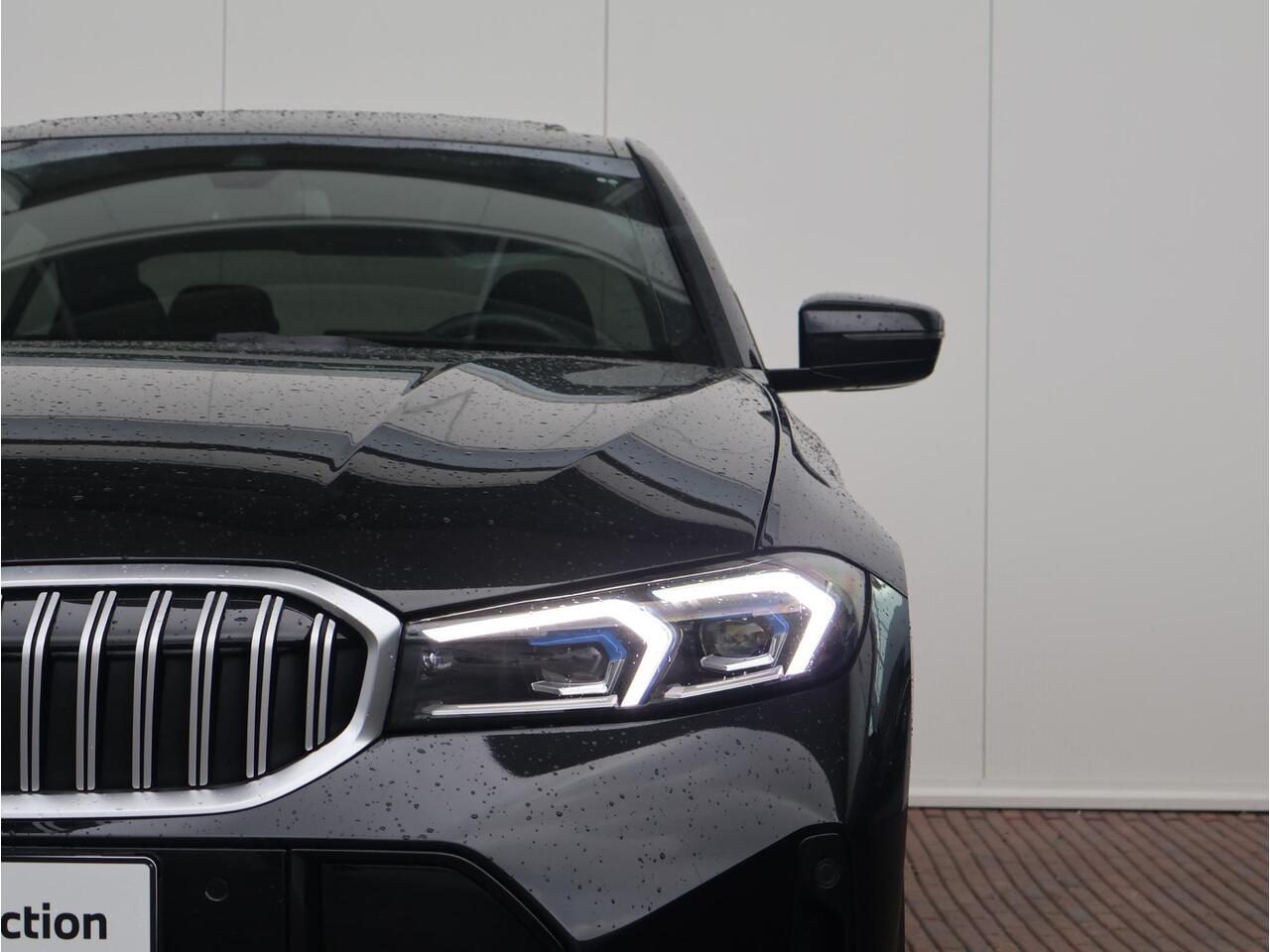 BMW 3-SERIE 330e xDrive M-Sportpakket / Harman Kardon / Elektrisch Verstelbare Stoelen / Active Cruise control / Schuif - Kanteldak / 19 '' /