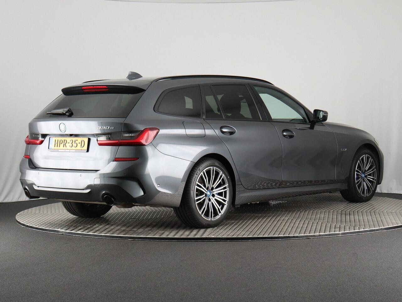 BMW 3-SERIE Touring 330e Business Edition + M Sport (Pano / Navi / Cruise / Camera / Carplay)