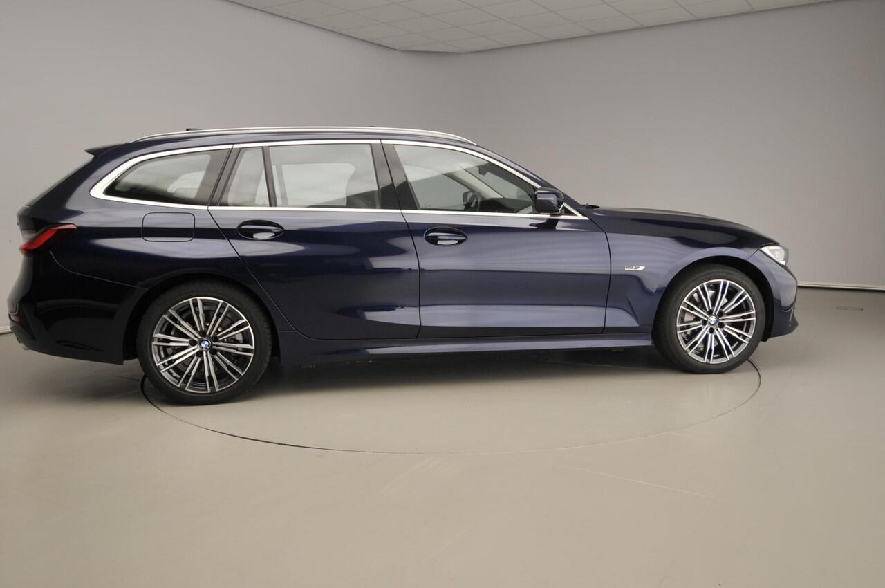 BMW 3-SERIE Touring 330e | Laserlicht | Leder | Navigatie | Schuifdak | Sportstoelen | Chrome line | DAB | Hifi speakers | Alu 18 inch