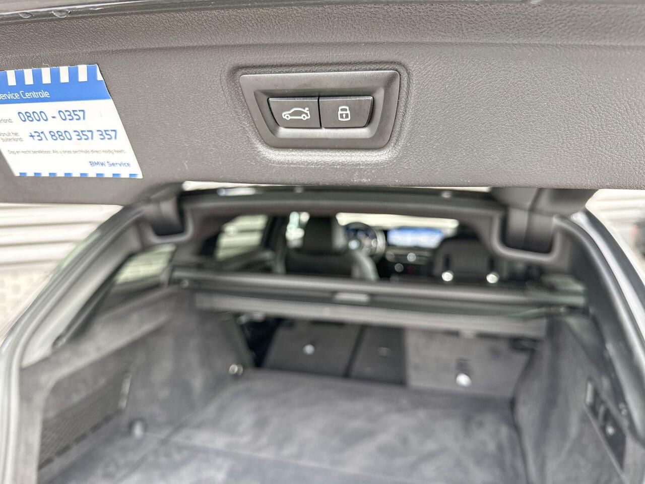 BMW 3-SERIE Touring 330e M Sportpakket / Innovation Pack / Comfort Pack / Entertainment Pack / Trekhaak / Harman Kardon