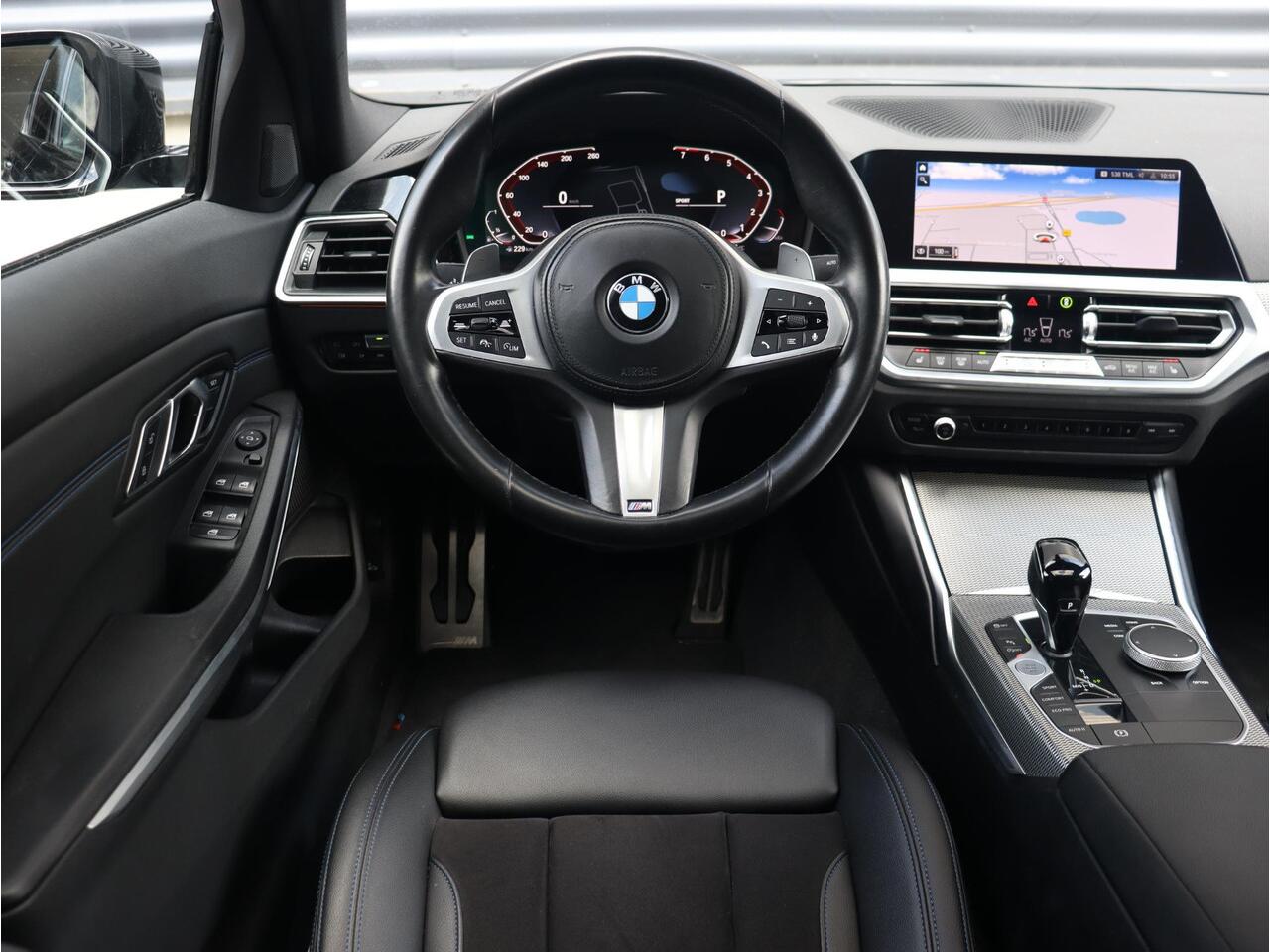 BMW 3-SERIE Sedan 318i | High Executive | M Sportpakket | Panodak | Trekhaak | Active Cruise Control | Elektr. Voorstoelen | HiFi | 19'' LMV