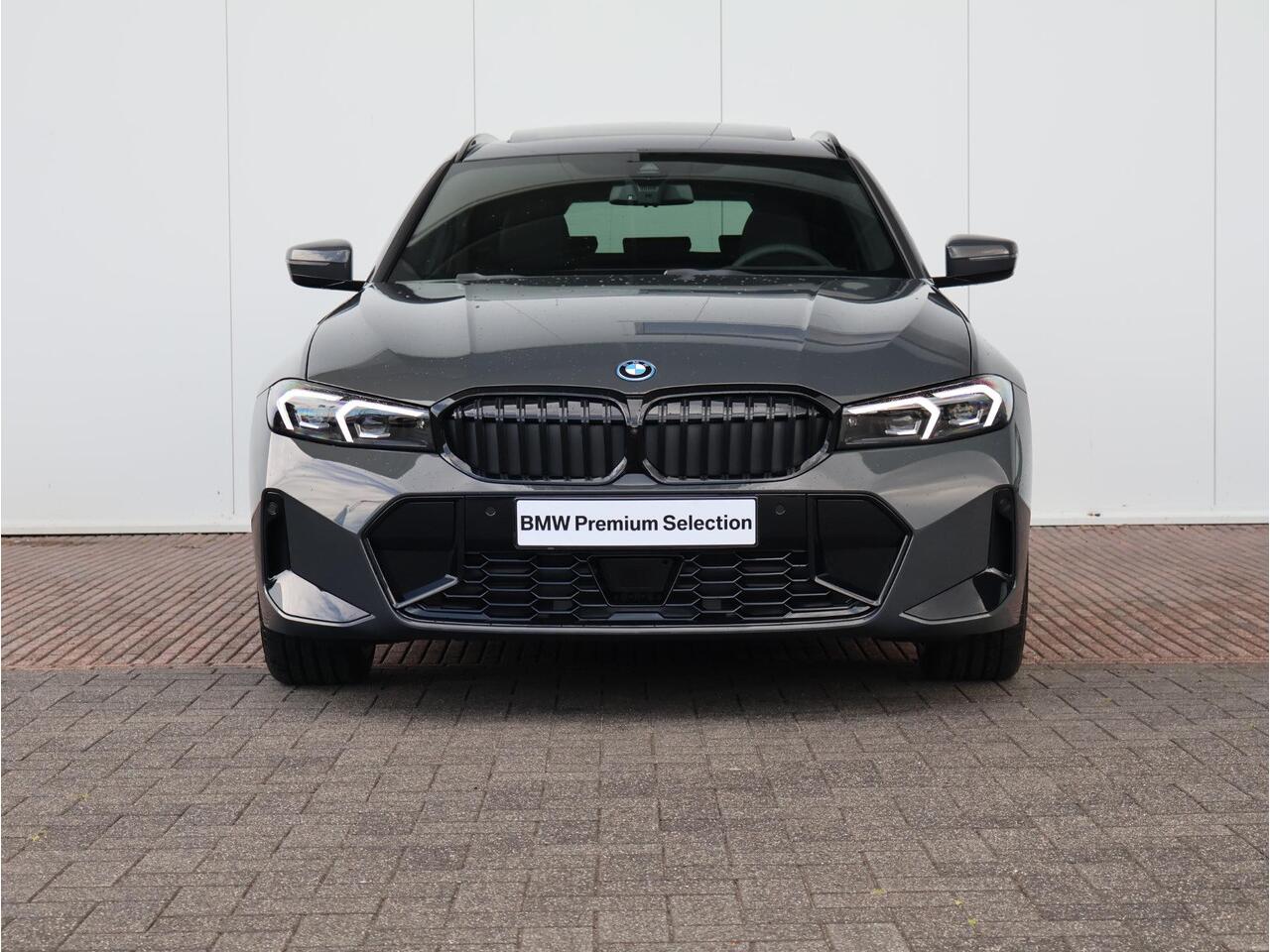 BMW 3-SERIE Touring 330e M Sportpakket Pro/ Stuurwiel verwarmd/ Comfort Access/ panoramadak/ Stoelverwarming/ Elektrische Trekhaak/ Active Cruise Control