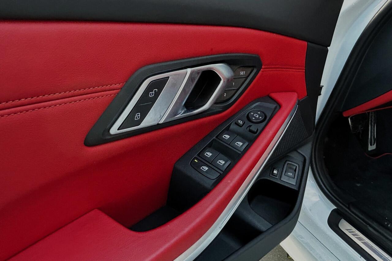 BMW 3-SERIE Touring 330e 293pk M-Sport INDIVIDUAL LEER PANO 19" KEYLESS 20424KM!