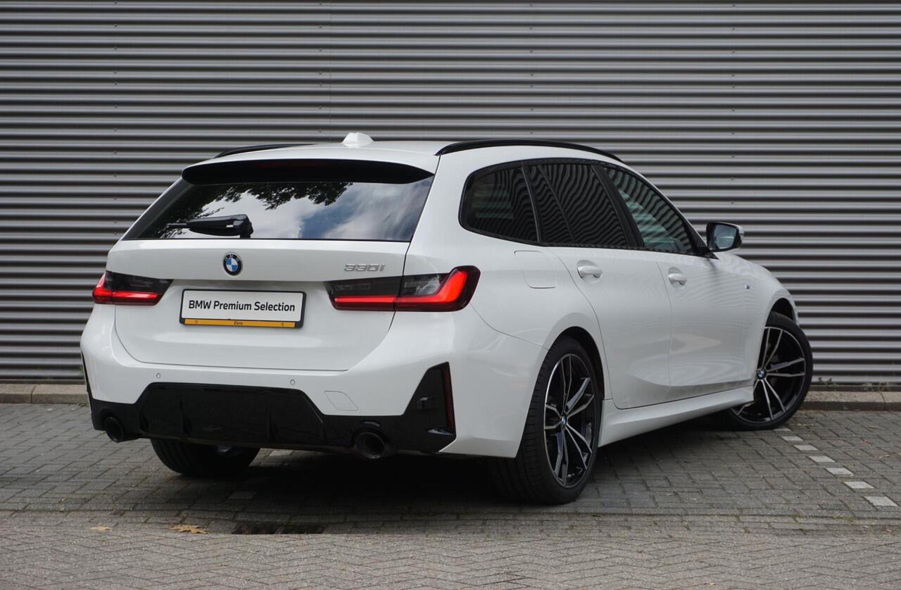 BMW 3-SERIE Touring 330i M Sportpakket Pro | Travel Pack | Glazen panoramadak | 19 inch LM Dubbelspaak | Extra getint glas | M Sportremsysteem Rot