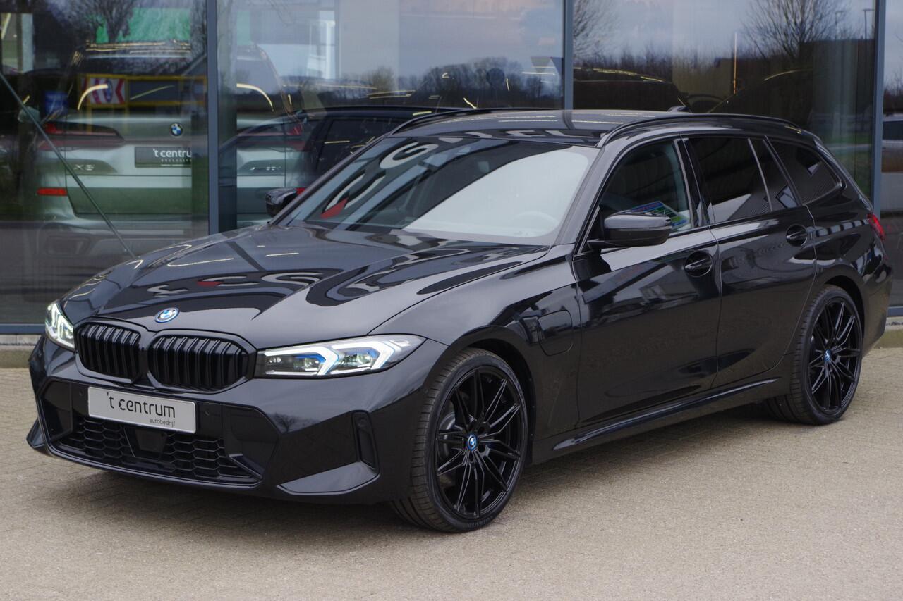 BMW 3-SERIE Touring 330e xDrive 293 PK High Executive M-Sport PHEV, Kuipstoelen, Panoramadak, Memory, Head-up