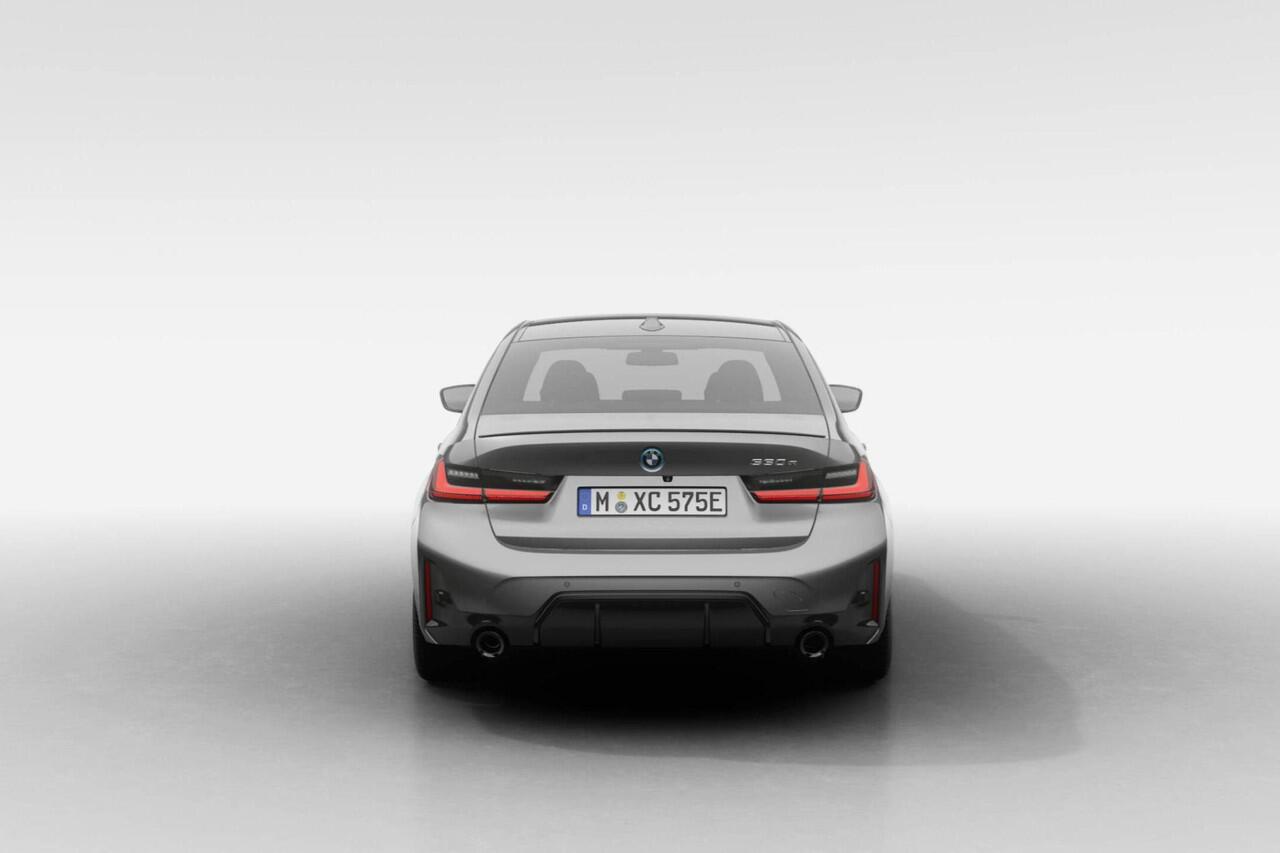 BMW 3-SERIE Sedan 330e | M Sport Pro | Comfort Pack | Harman-Kardon Sound System | Active Cruise Control