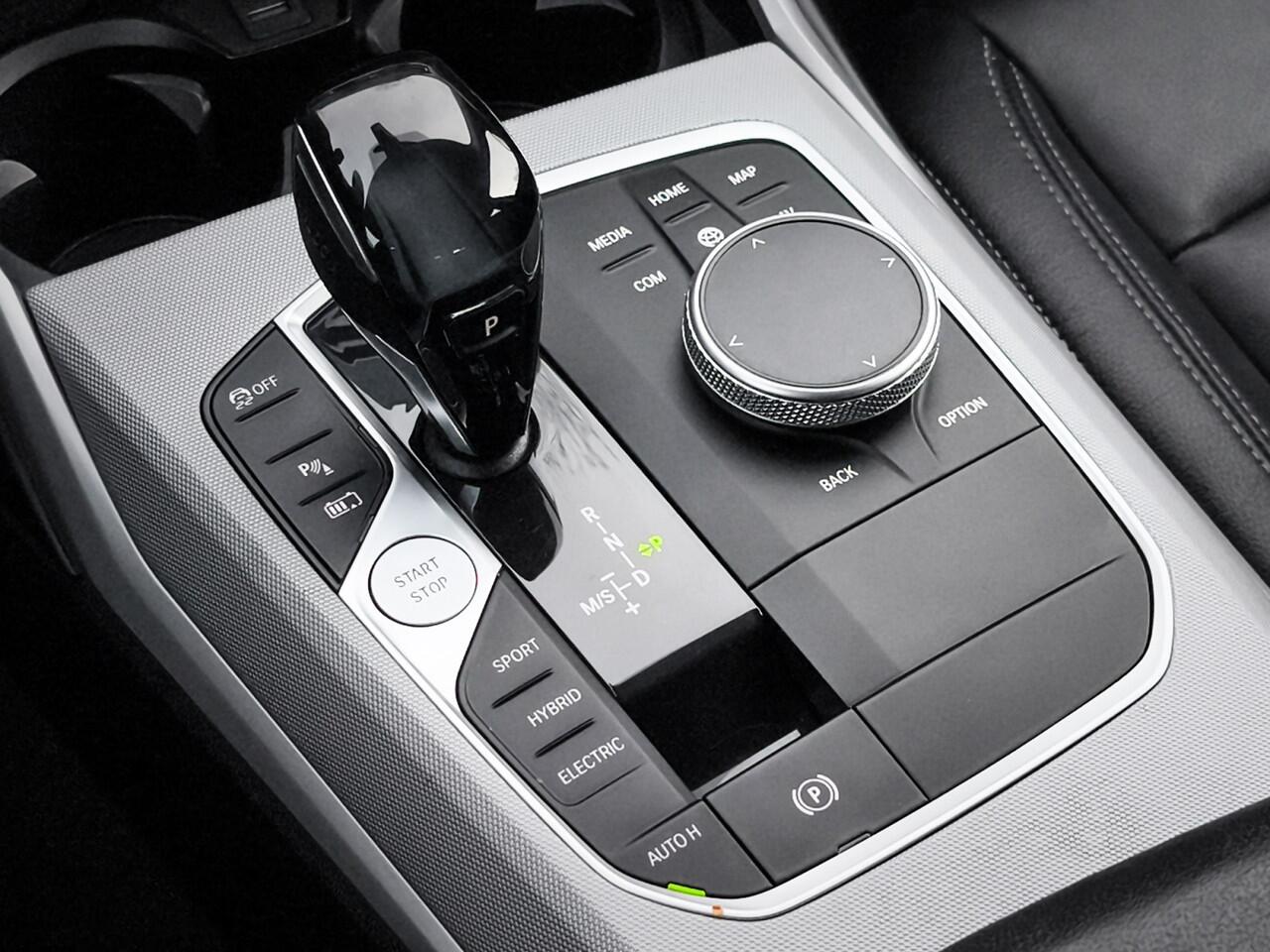 BMW 3-SERIE Touring 330e 1e-Eig. & Dealer-Onderh. BOVAG-Garantie. NL-Auto.