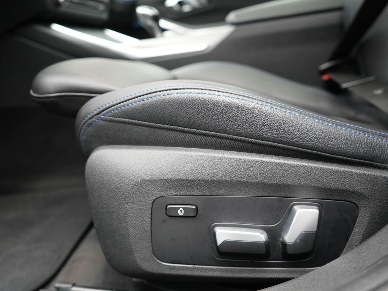 BMW 3-SERIE Touring 330e M Sport Plug in Hybrid 293pk Dealer O.H PHEV | Panodak | Adaptive Onderstel | Laser LED | Alcantara Sportstoelen Memory | Head Up | Camera | 19"L.M | Keyless | Apple Carplay | Navigatie | Virtual | DAB |