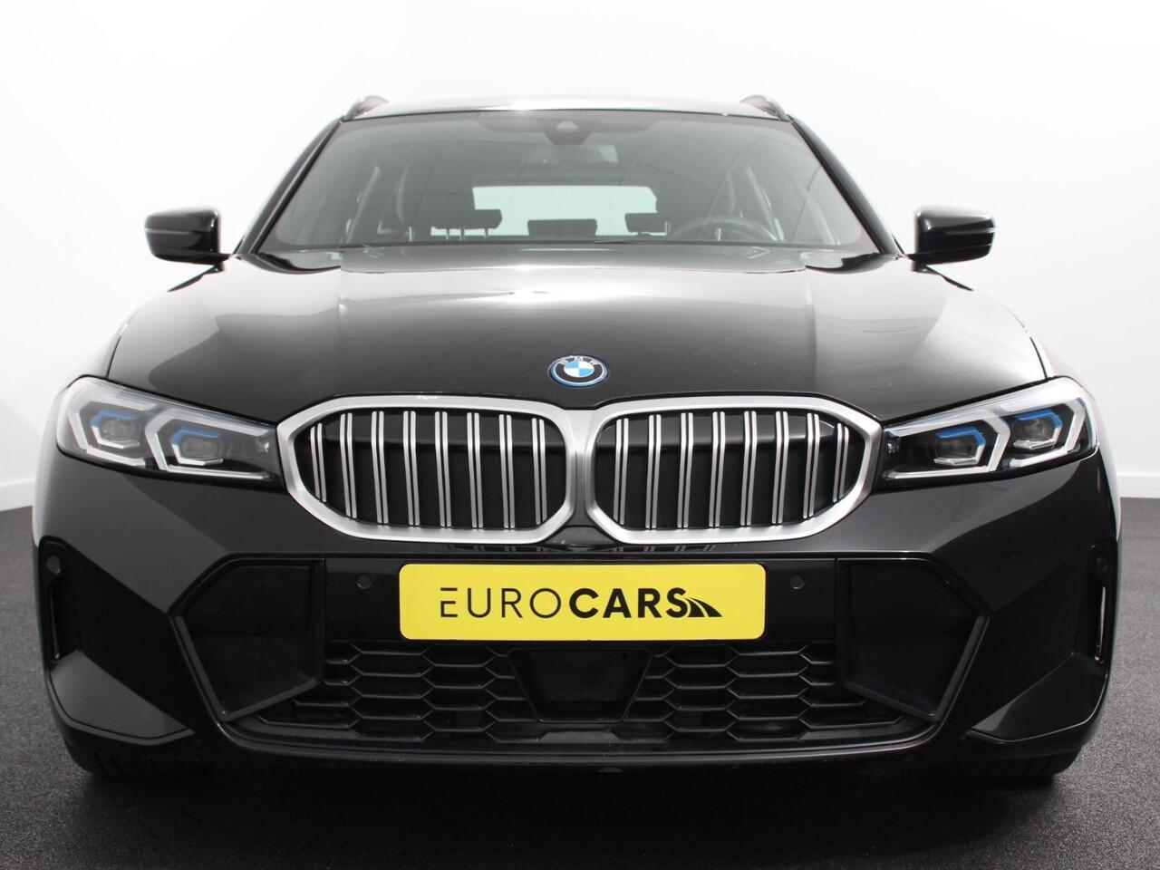 BMW 3-SERIE Touring 330e Touring M Sport PHEV Navigatie Climate Control Lichtmetalen velgen LED Virtual Cockpit Parkeersensoren Voor en Achter Achteruitrijcamera Apple carplay/ Andriod auto Stoelverwarming Stuur verwarming Elektrische achterklep Prijs Incl. BOVAG Gar