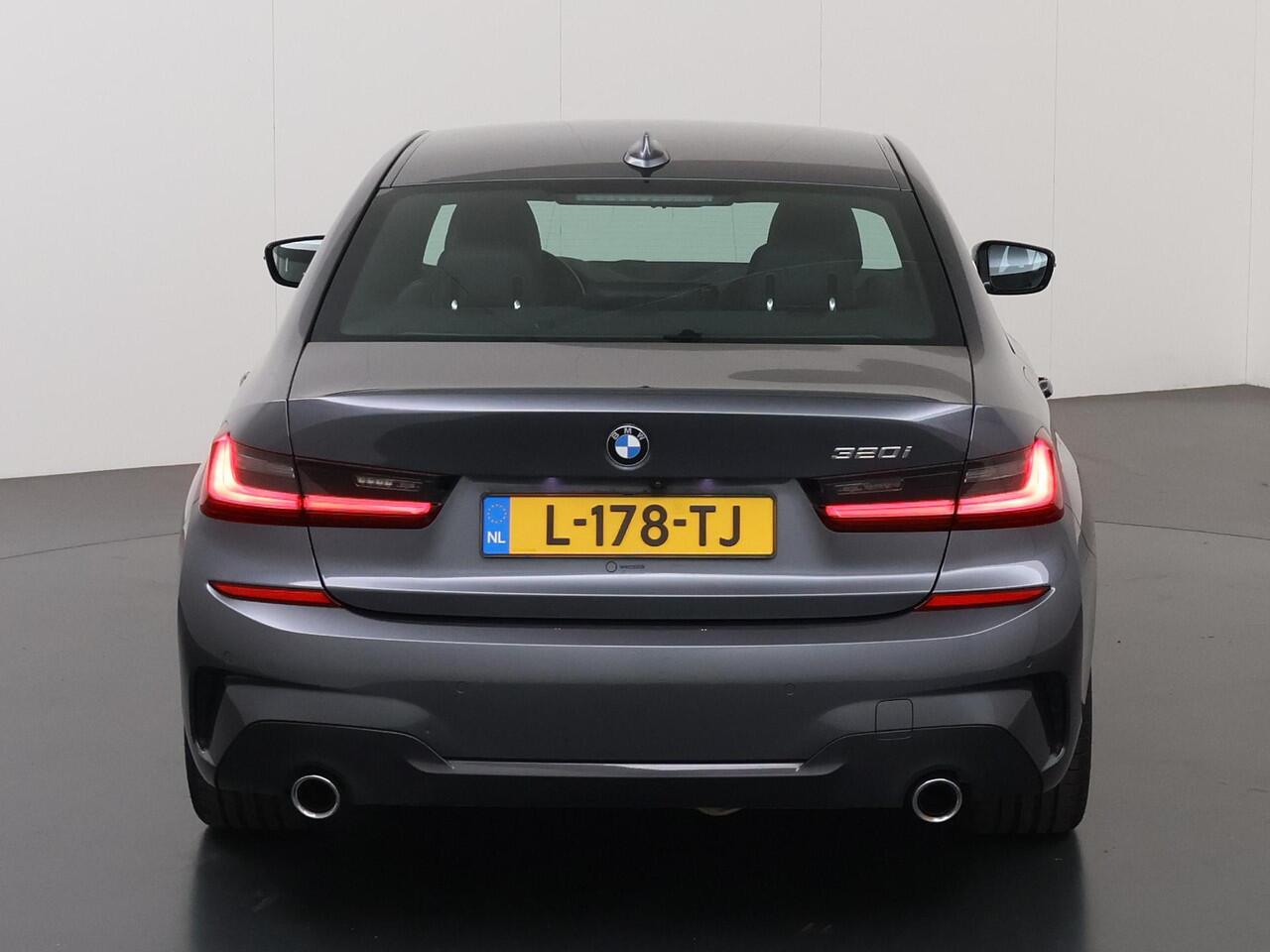 BMW 3-SERIE 320i Business Edition M-Sport Plus | Trekhaak | Leder | Parkeercamera | Head-Up | Stoelverwarming | Keyless Go |