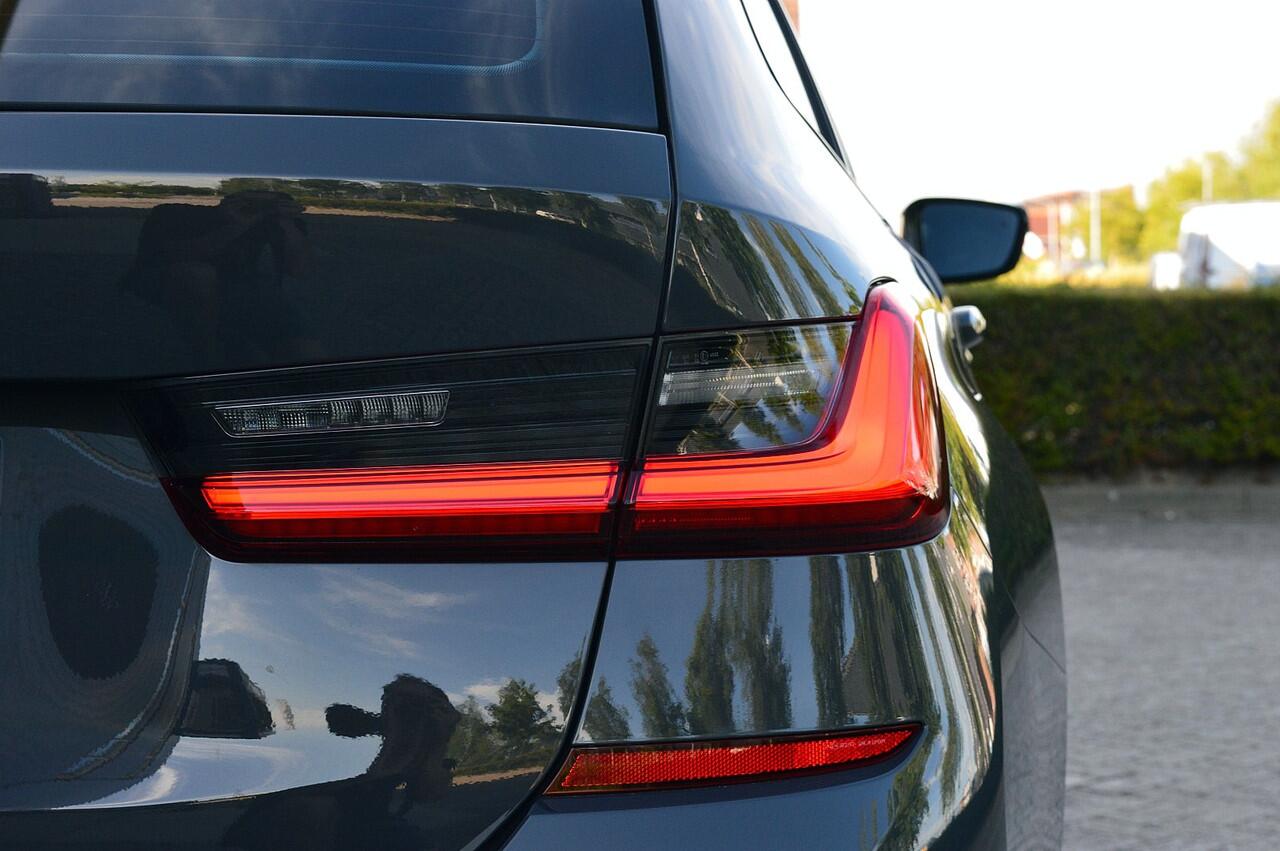 BMW 3-SERIE Touring 330e xDrive M-Sport Rijklaarprijs-Garantie Panoramadak Laser Light Airco Leder Navigatie Head-Up Trekhaak