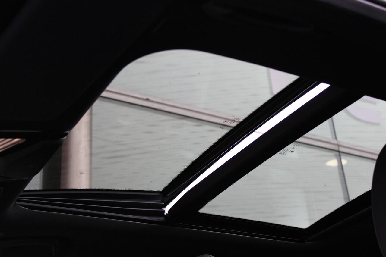 BMW 3-SERIE Touring 330e M Sport Automaat / Trekhaak / Achteruitrijcamera / Sportstoelen / Comfort Access / Active Cruise Control / M Adaptief onderstel