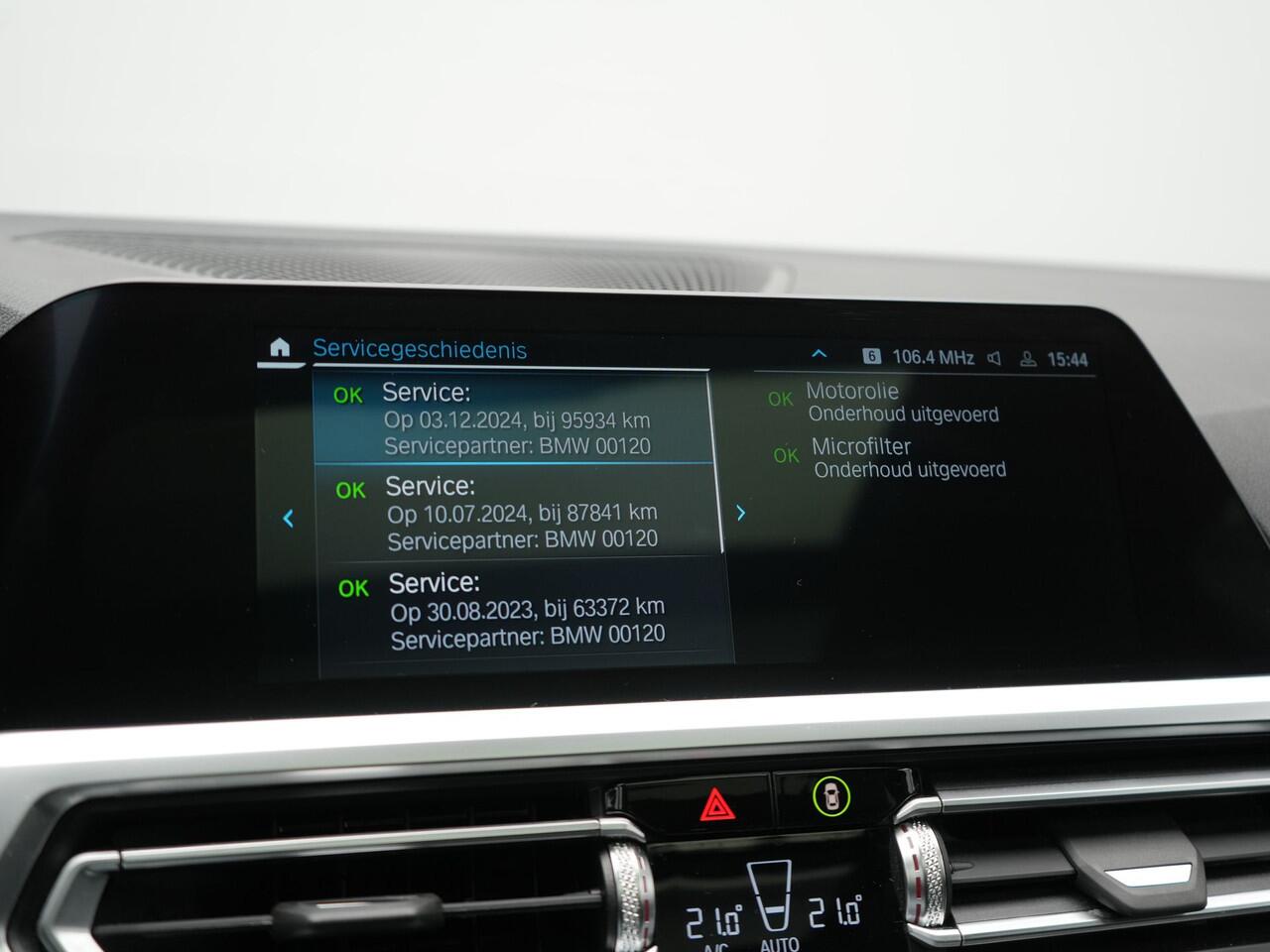 BMW 3-SERIE Touring 320e M Sport Plug In Hybrid 204pk Dealer O.H. PHEV | Trekhaak Af Fabriek | Panodak | Adaptive Cruise | Alcantara Sportstoelen | 18"L.M | Apple Carplay | Keyless | Navigatie | Sfeerverlichting | Virtual | DAB |