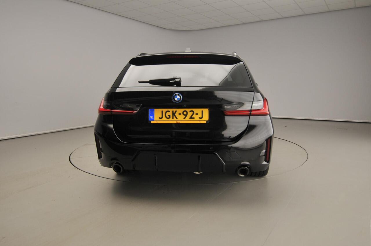 BMW 3-SERIE Touring 330e M-Sportpakket / Panoramadak / Trekhaak / Electrisch verstelbare stoelen / Harman-Kardon / Alu wielen 19 inch