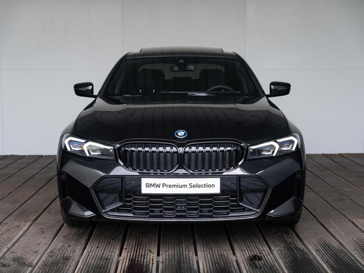 BMW 3-SERIE Sedan 330e | M Sportpakket Pro | Verwarmd Stuurwiel | Comfort Access | Achteruitrijcamera | Schuif-/kanteldak | Stoelverwarming | Harman Kardon | Trekhaak