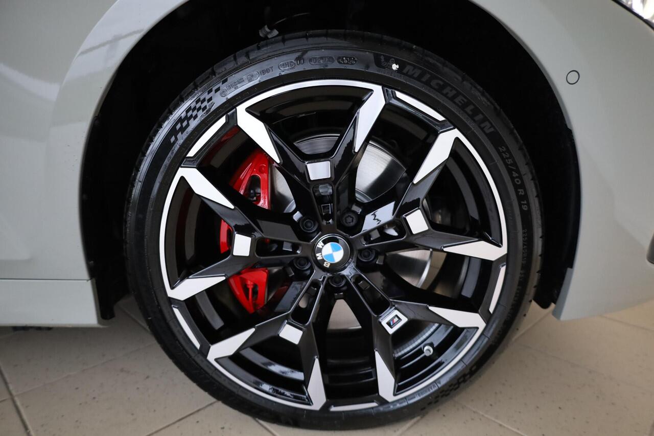 BMW 3-SERIE Touring 330e Individual Lak | M Sportpakket Pro | Innovation Pack | Comfort Pack | Panoramadak | Trekhaak