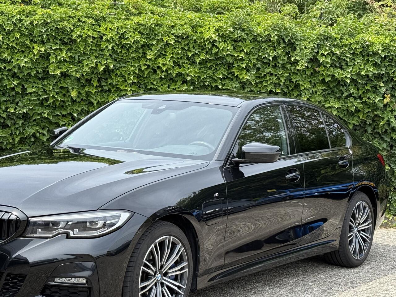 BMW 3-SERIE 330e | M-Sport | 18'' | Camera | Getint Glas | HiFi