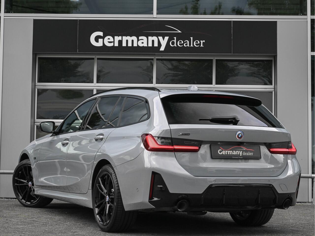 BMW 3-SERIE Touring 330e xDrive 292pk M-Sport Pro Pano H&K Tr-Haak HUD ACC Widescreen Ind-Brooklyn Shadowline