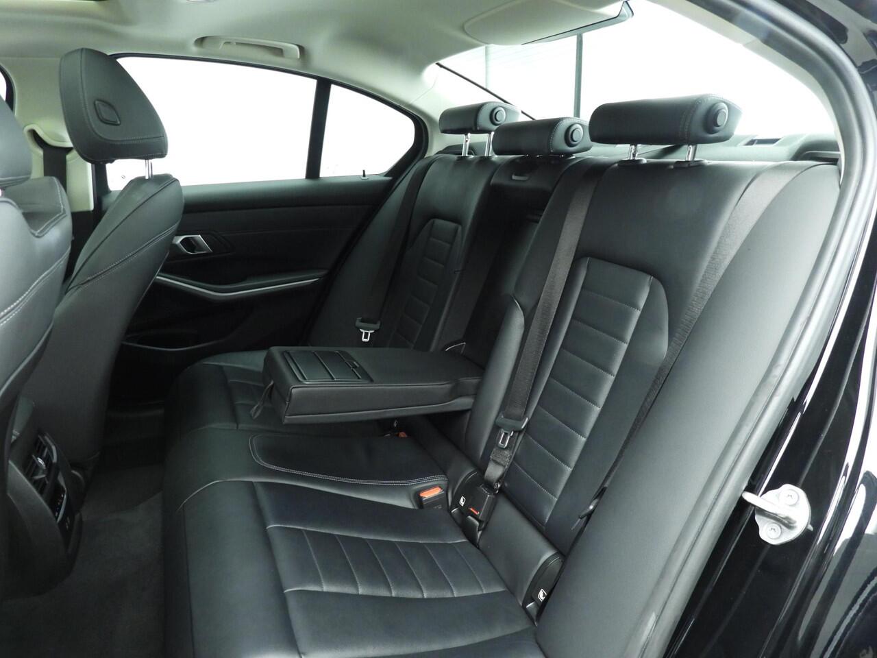 BMW 3-SERIE Sedan 330e | LED | Leder | Navigatie | Active cruise | Schuifdak | DAB | Hifi speakers | Alu 17 inch