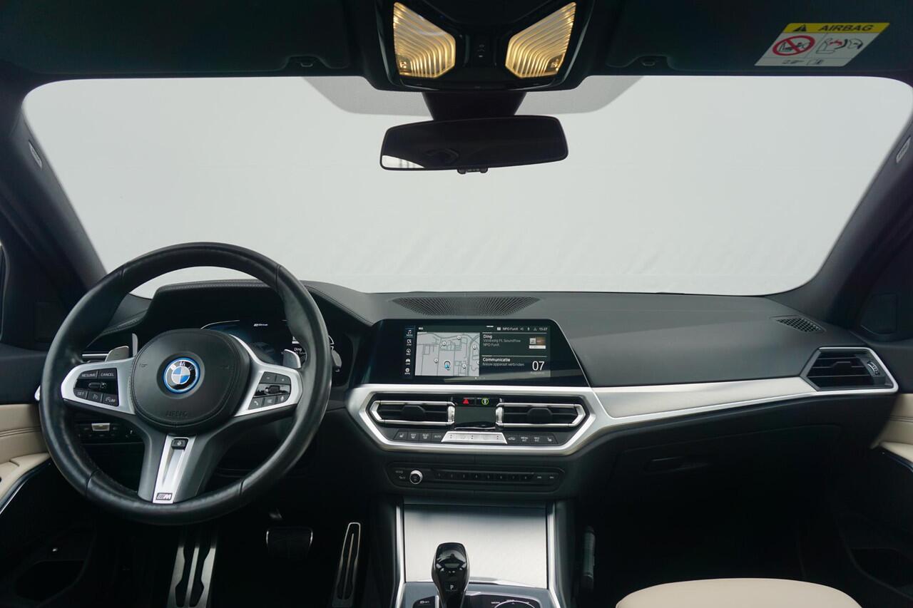 BMW 3-SERIE Sedan 320e High Executive M Sportpakket 19'' / Schuif-/kanteldak / Elektrisch verstelbare voorstoelen / HiFi System