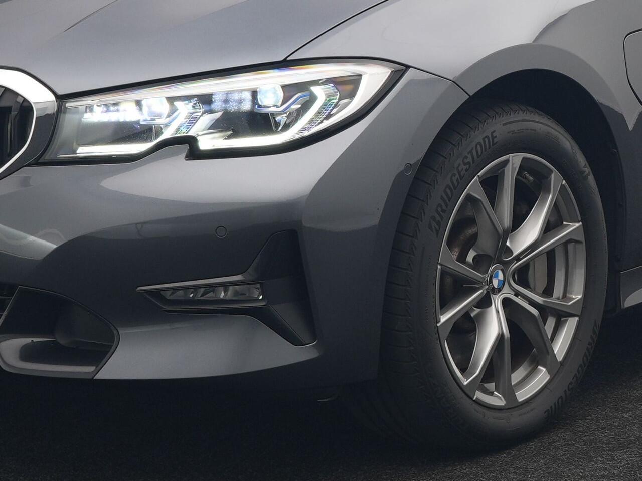 BMW 3-SERIE Touring 330e xDrive Sportline Plug In Hybrid 293pk Dealer O.H. PHEV | Panodak | Head Up | Adaptive Cruise | Laser LED | Harman & Kardon | Lederen M-Sport Sportstoelen Memory & Verwarmd | Sfeerverlichting | Virtual | Navigatie |