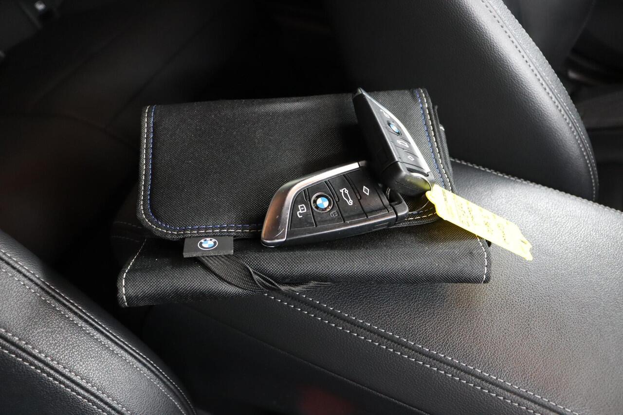 BMW 3-SERIE 320e Business Edition Plus | M Sportstuur | M Shadow Line | M Hemelbekleding Anthrazit | Stoelverwarming | Camera | HiFi Systeem | Leder