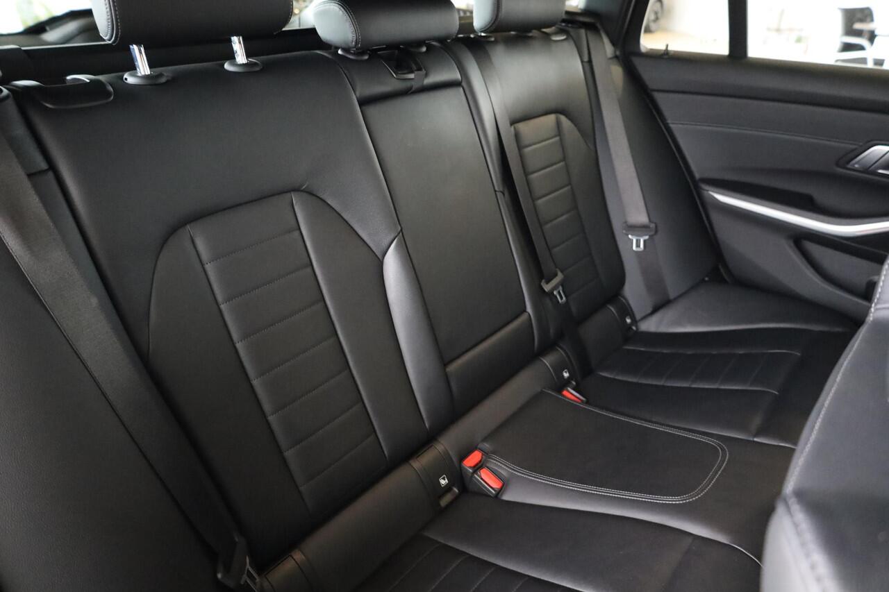 BMW 3-SERIE Touring 318i High Executive | M sportpakket | Parking Pack | Glazen panoramadak | Parking Assistant |