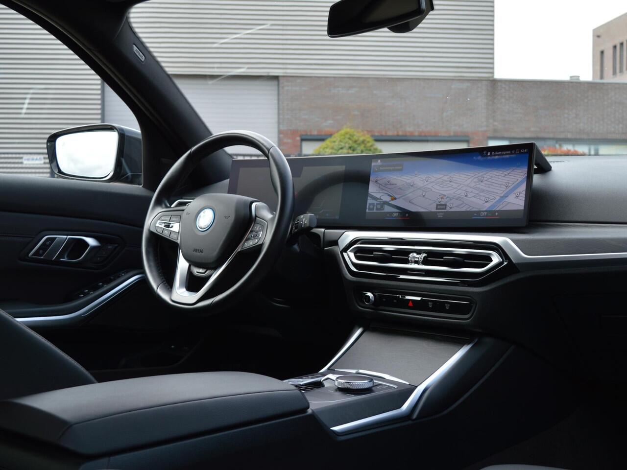 BMW 3-SERIE Touring 330e xDrive Touring | Individual