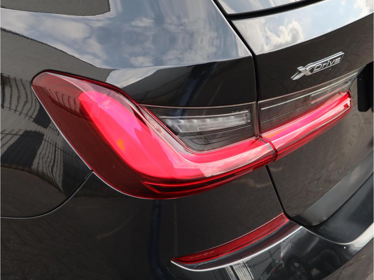 BMW 3-SERIE Touring 320e xDrive High Executive M Sport Pakket Automaat / Live Cockpit Professional / Adaptief M Onderstel / Panoramadak / Stoelverwarming / Extra Getint Glas / LED / 19 Inch / Hifi / Lichtpakket