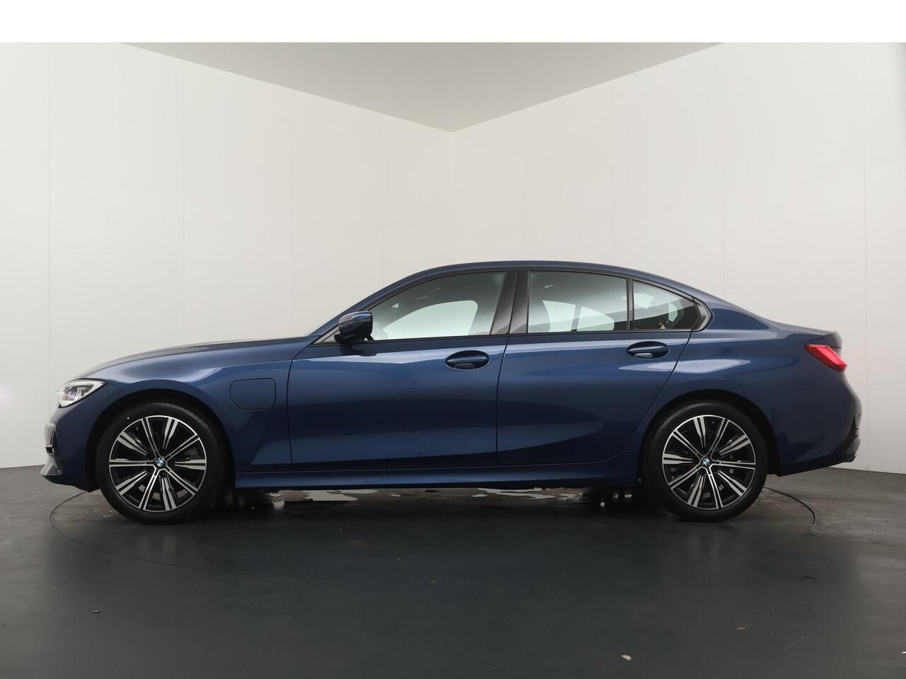 BMW 3-SERIE 320e Business Edition Plus | Trekhaak | Panoramadak | Stoelverwarming |