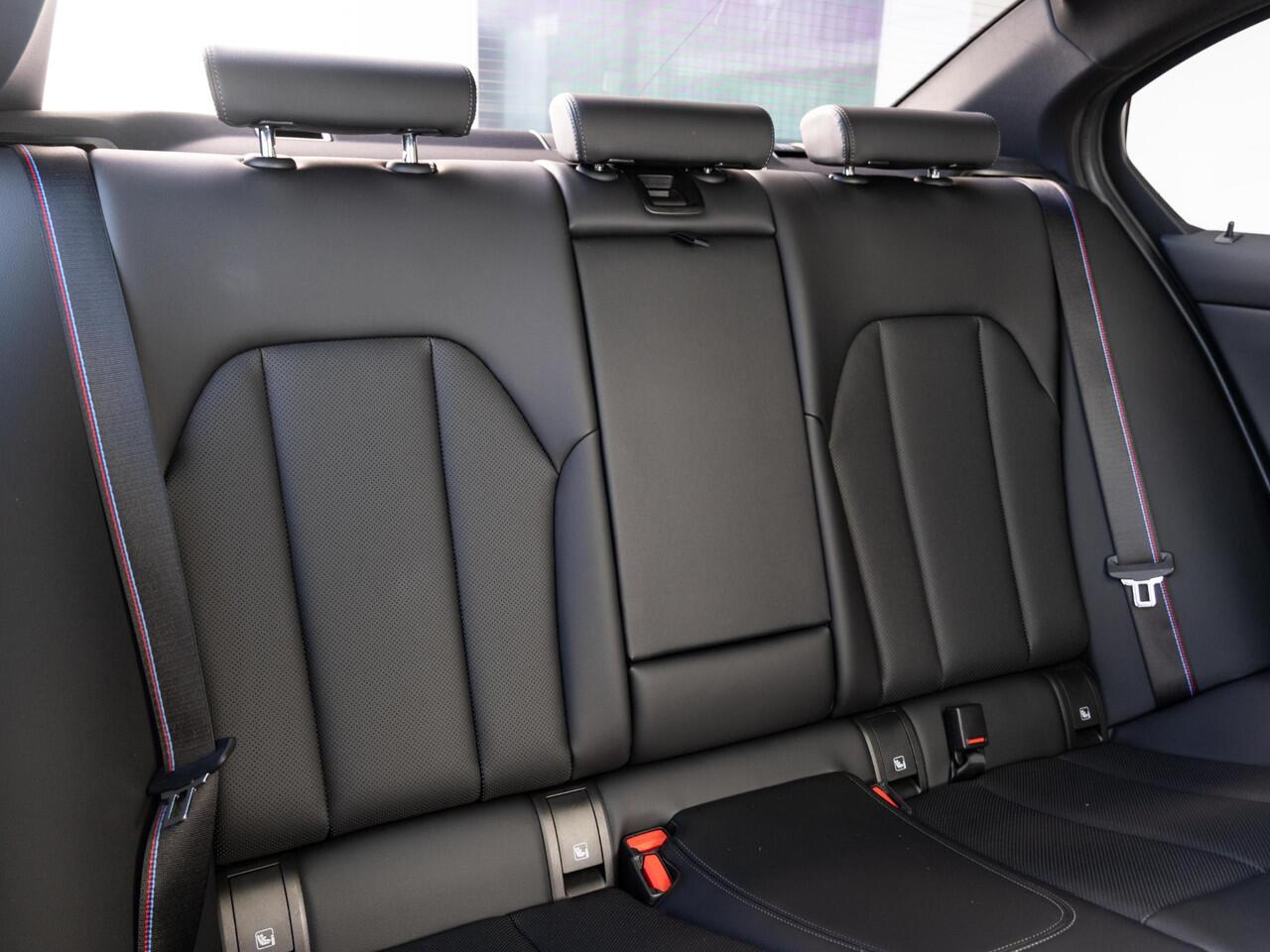 BMW 3-SERIE Sedan 330e | M Sportpakket Pro | Innovation Pack | Comfort Access | Schuif-/kanteldak | Stoelverwarming | Trekhaak