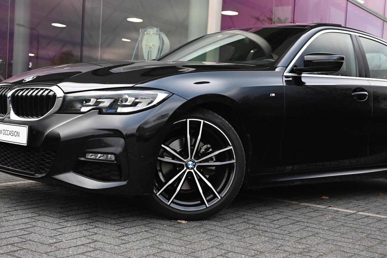 BMW 3-SERIE 320i Executive M Sport Automaat / Schuif-kanteldak / Sportstoelen / Head-Up / Comfort Access / M Sportonderstel / Live Cockpit Professional
