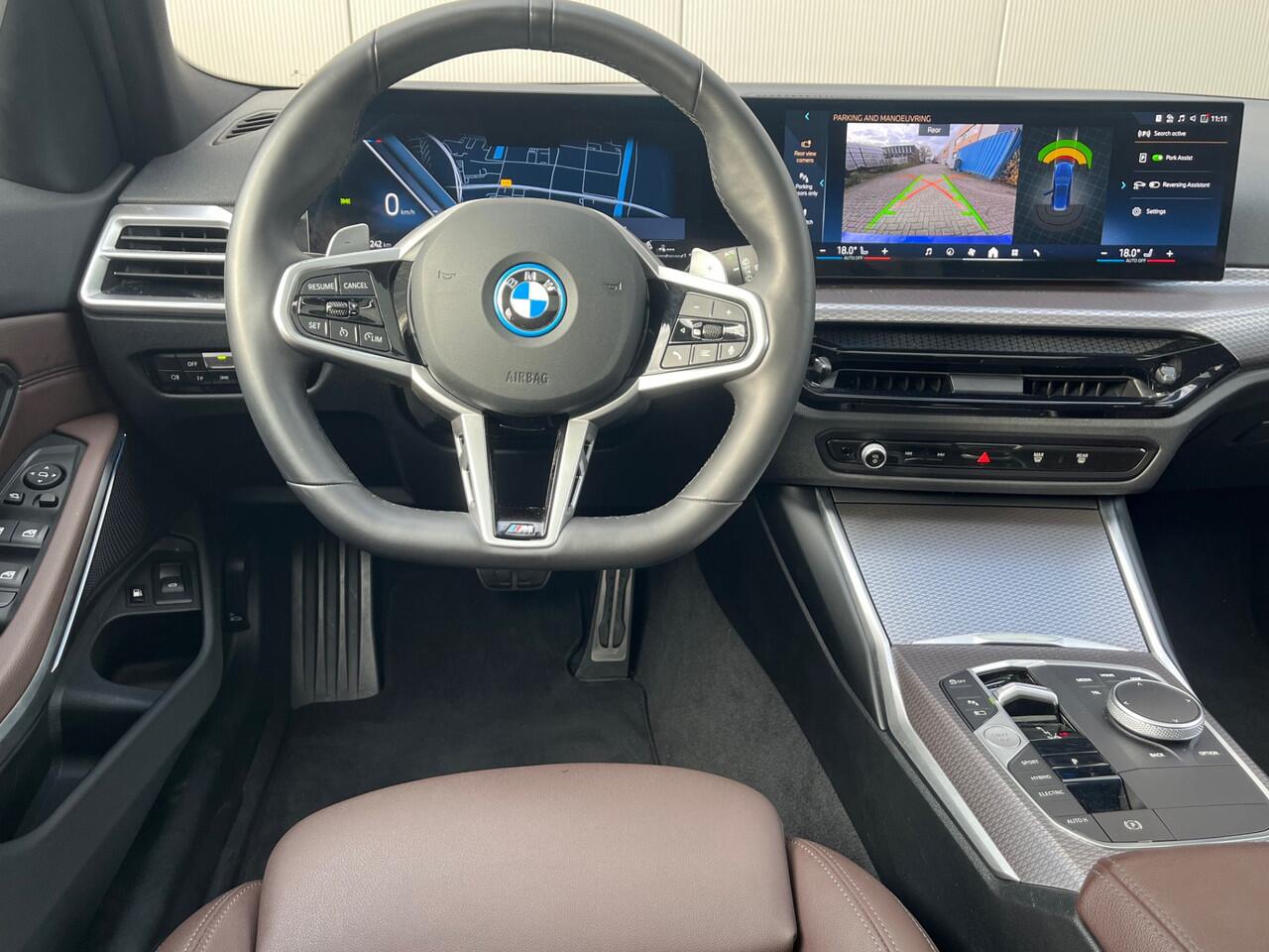 BMW 3-SERIE Touring 330e xDrive M-Sport Pano / Trekhaak / Sfeerverlichting