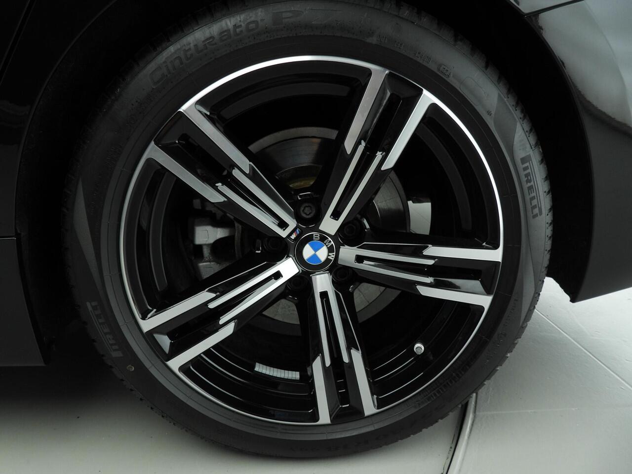 BMW 3-SERIE Touring 318i | M-Sportpakket | LED | Leder | Navigatie | Schuifdak | Sportstoelen | DAB | Hifi speakers | Alu 18 inch