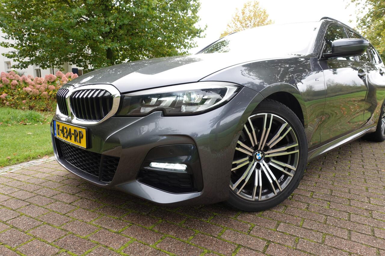 BMW 3-SERIE Touring 320i High Executive M-SPORT | Pano | LED | CarPlay | Stoelverw. | Elektr. klep | Camera |