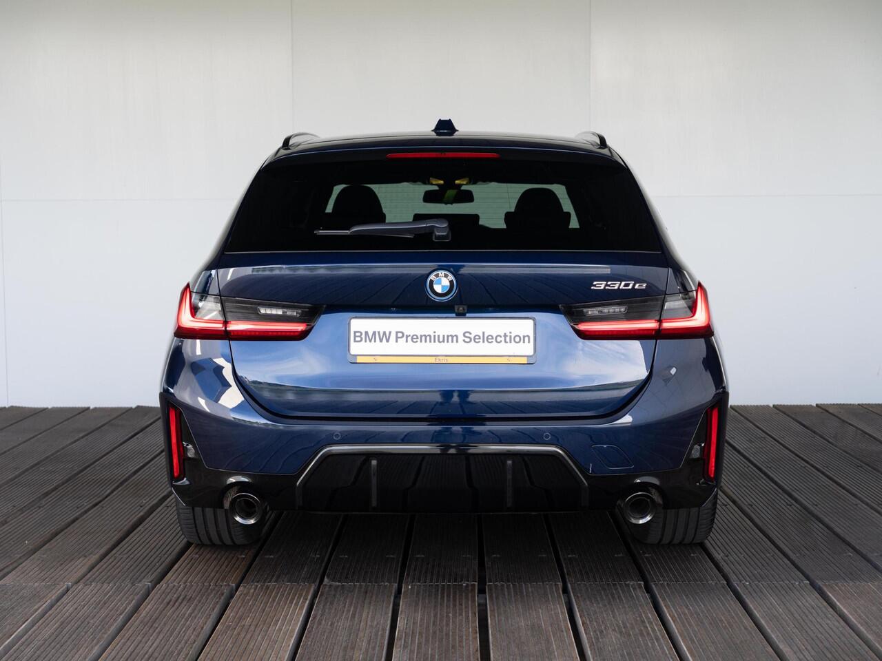 BMW 3-SERIE Touring 330e | M Sportpakket Pro | Achteruitrijcamera | Panoramadak | Stoelverwarming | Cruise Control | 18''