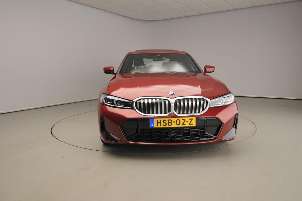 BMW 3-SERIE Sedan 320i | M-Sportpakket | LED | Leder | Navigatie | Schuifdak | Stoelverwarming | Sportstoelen | DAB | Alu 19 inch