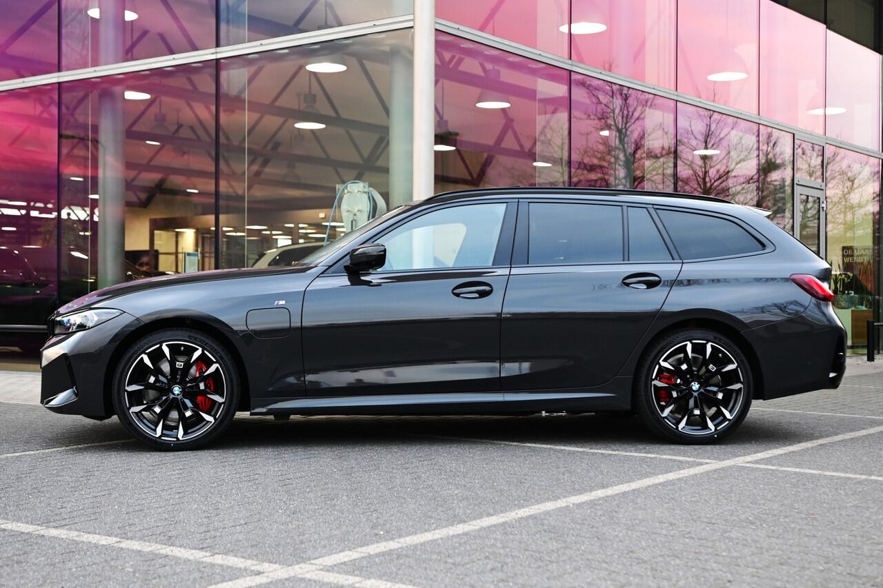 BMW 3-SERIE Touring 330e High Executive M Sport Automaat / Panoramadak / Trekhaak / Sportstoelen / M Adaptief onderstel / Adaptieve LED / Parking Assistant Plus / Comfort Access