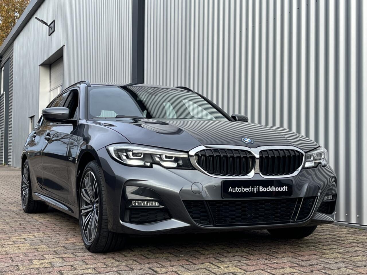 BMW 3-SERIE Touring 330e xDrive M-Sport Pakket | Stoel- & Stuurverw. | Apple CarPlay
