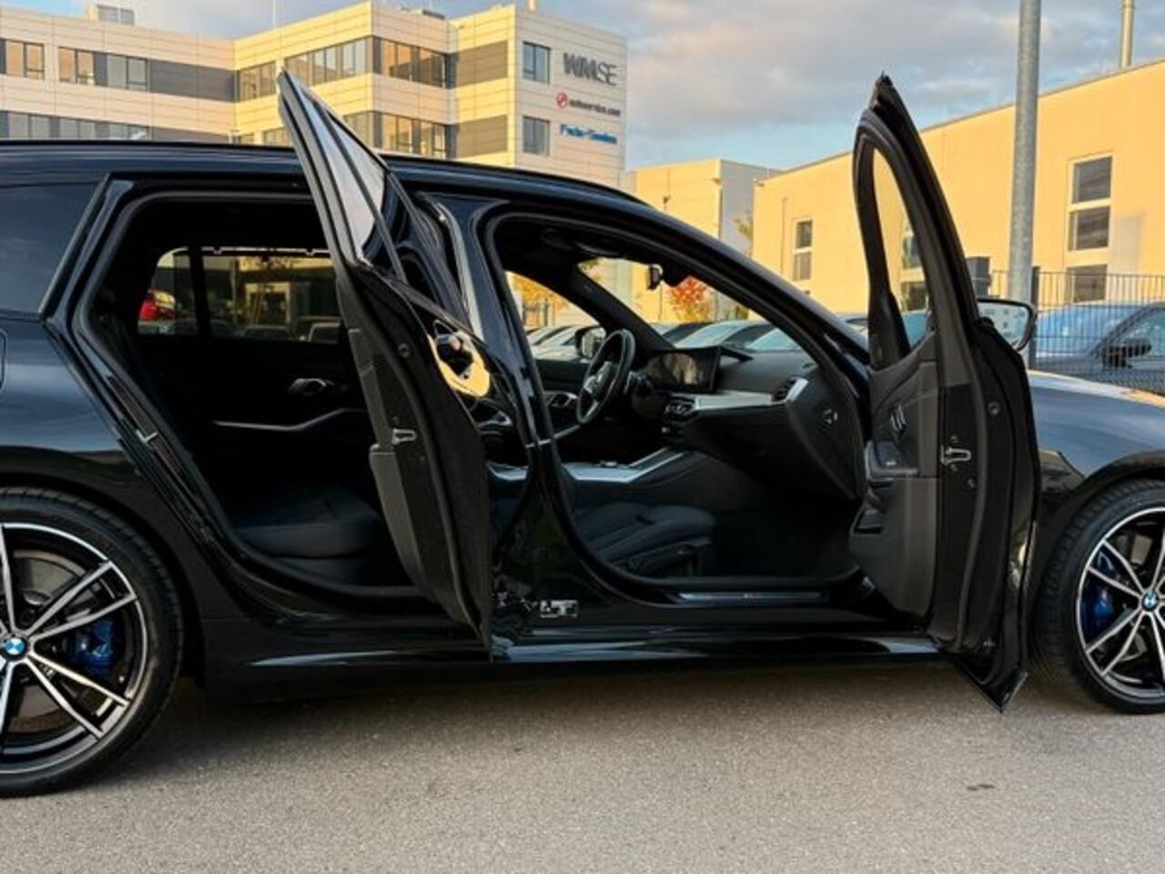 BMW 3-SERIE Touring 320d xDrive M-SPORT ** LED, NAVI+, HALF-LEDER, PANO, H&K, HuD, TREKH, 19-inch LMV ** 1e EIG - UNFALLFREI ** ** INFORMEER OOK NAAR ONZE AANTREKKELIJKE FINANCIAL-LEASE TARIEVEN **