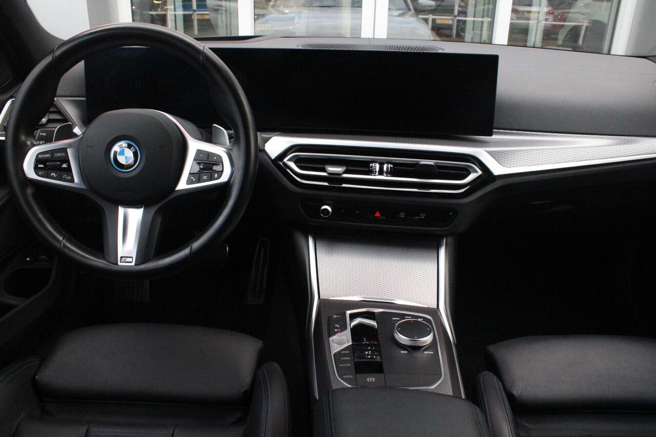 BMW 3-SERIE Touring 330e 292PK M-SPORT | PANORAMISCH SCHUIF/KANTEL DAK | M-SPORT PRO-PAKKET | M-SPORT REMMEN UITGEVOERD IN DONKERBLAUW MET M LOGO | BMW LIVE COCKPIT PROFESSIONAL | CURVED DISPLAY |DRIVING ASSISTANT INCL. HEAD-UP DISPLAY | PARKING ASSIST INCL. ACHTERUI